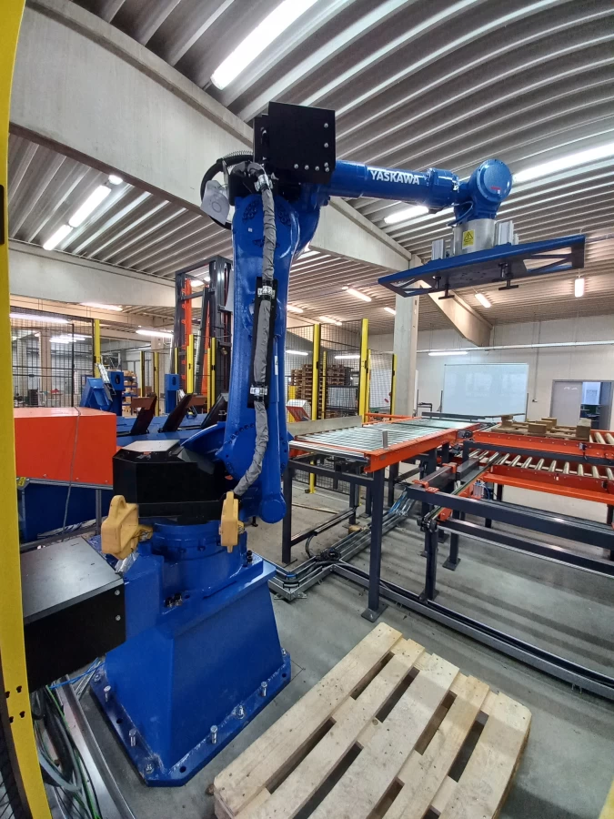 Automatic pallet disassembly and automatic palletizing