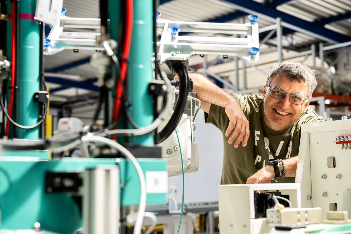 PLC programátor s omezenou mírou cestování